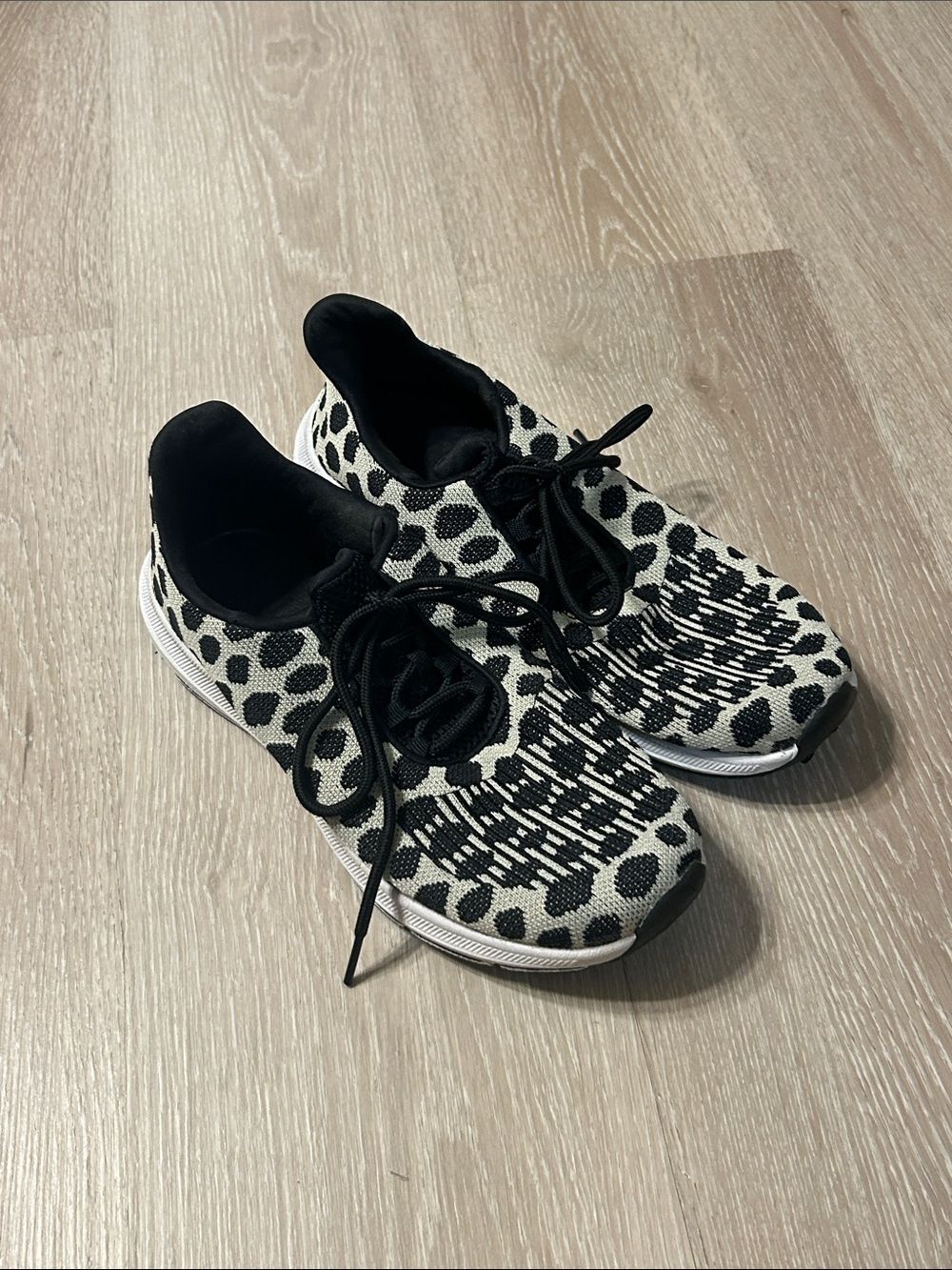 Athletic Works Lightweight Polka Dot Soft Sole Sneakers Sz 8.5